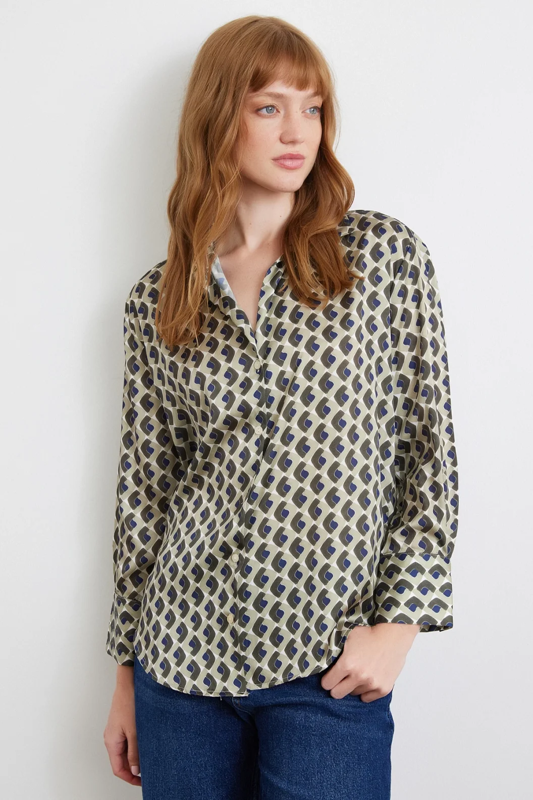 قميص حرير هاكي بنقشة هندسية