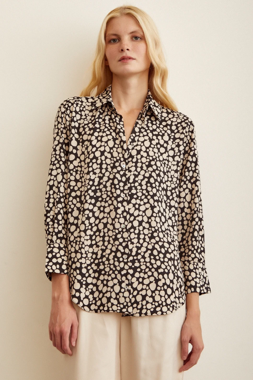 Gepunktetes Satinhemd Schwarz