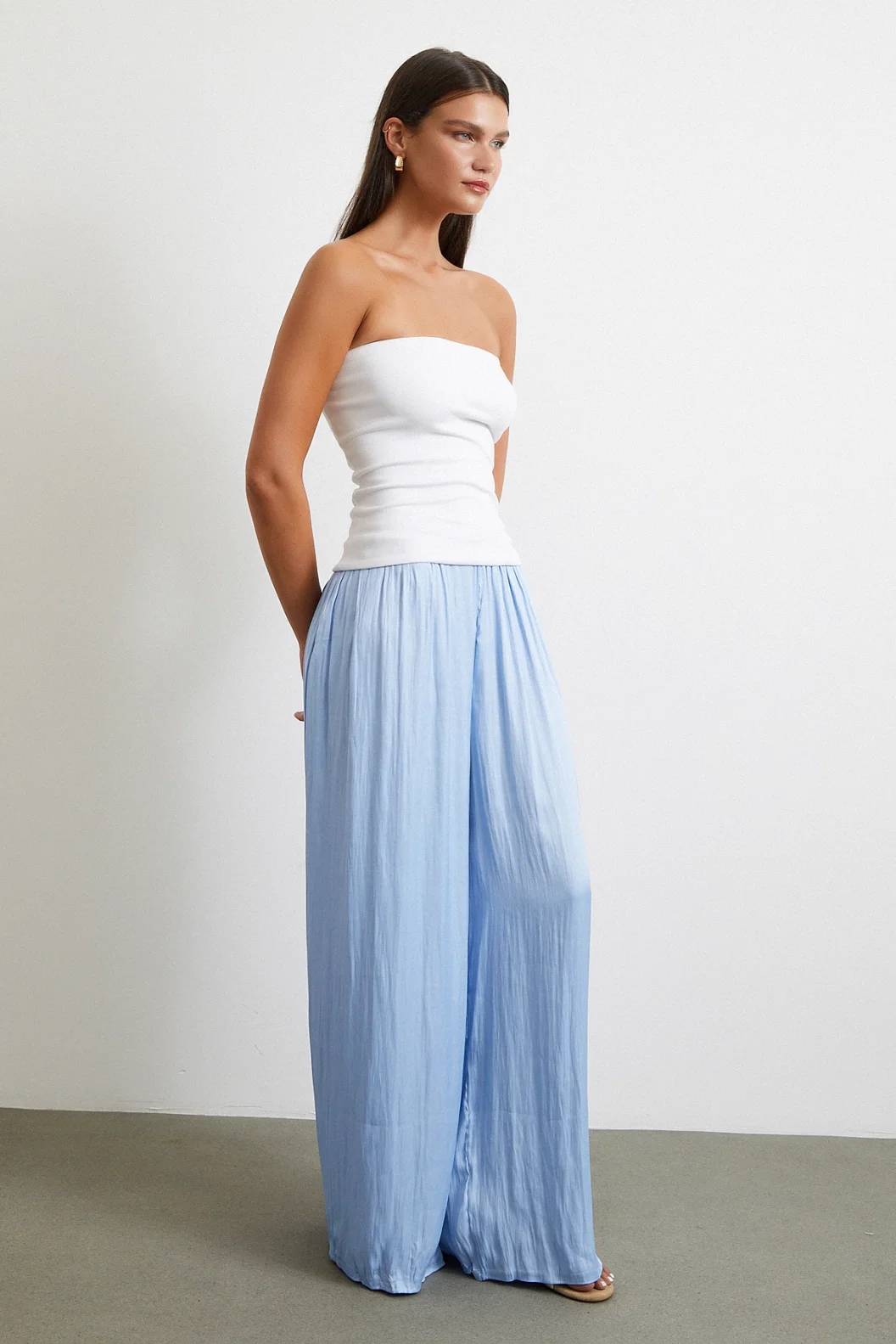 سروال بخصر مطاطي وأرجل واسعة بأزرار مرنة بلون أزرق