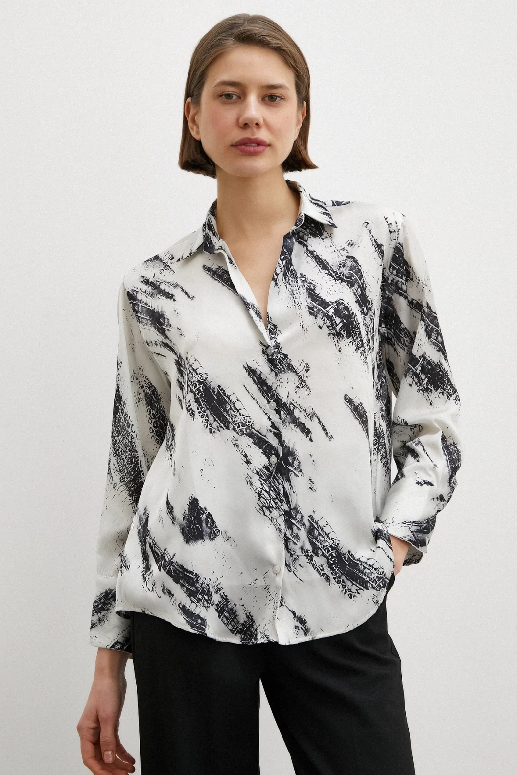 قميص حرير مطبوع بياقة على شكل V باللون العاجي