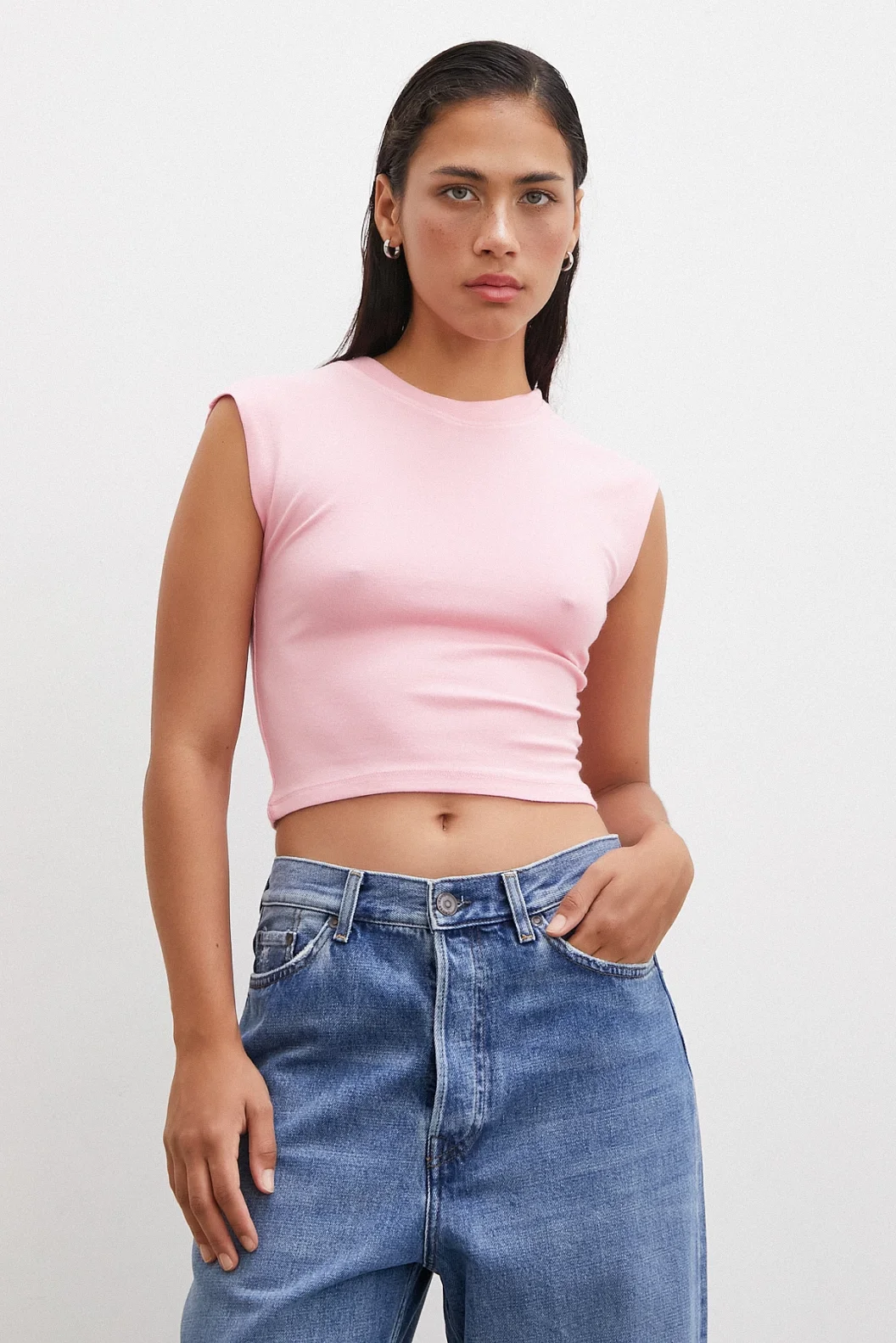 قميص بأكمام قصيرة بلون وردي