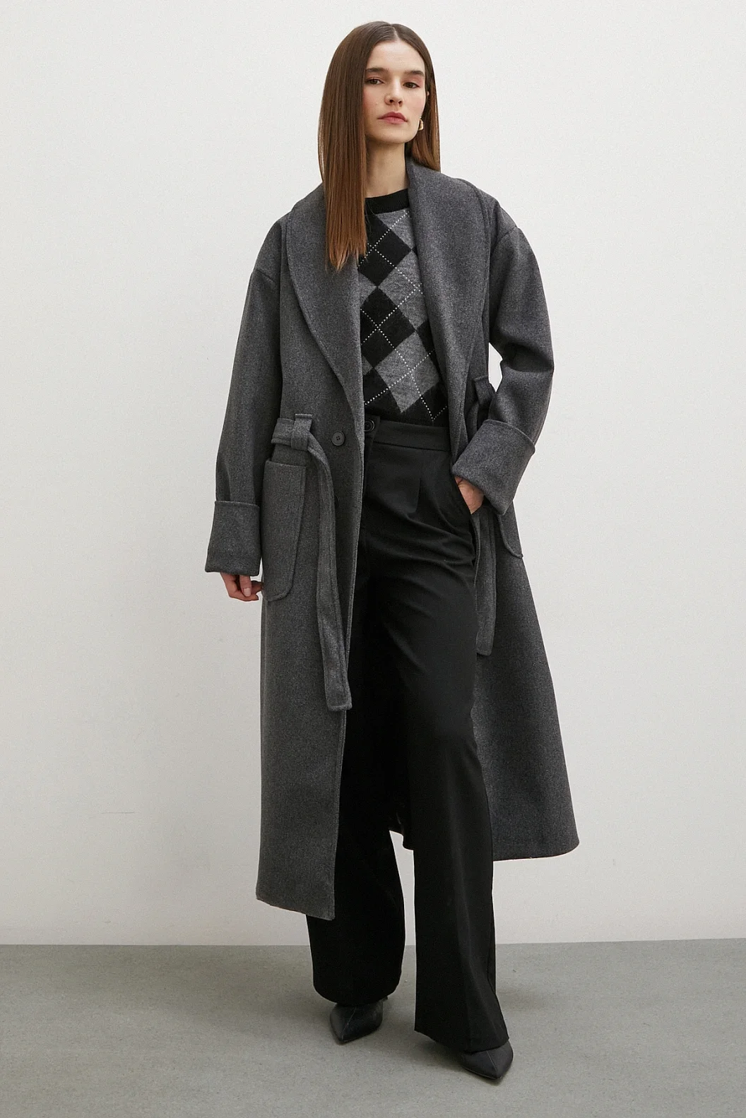 جاكيت مأزر بياقة كبيرة مزينة بحزام