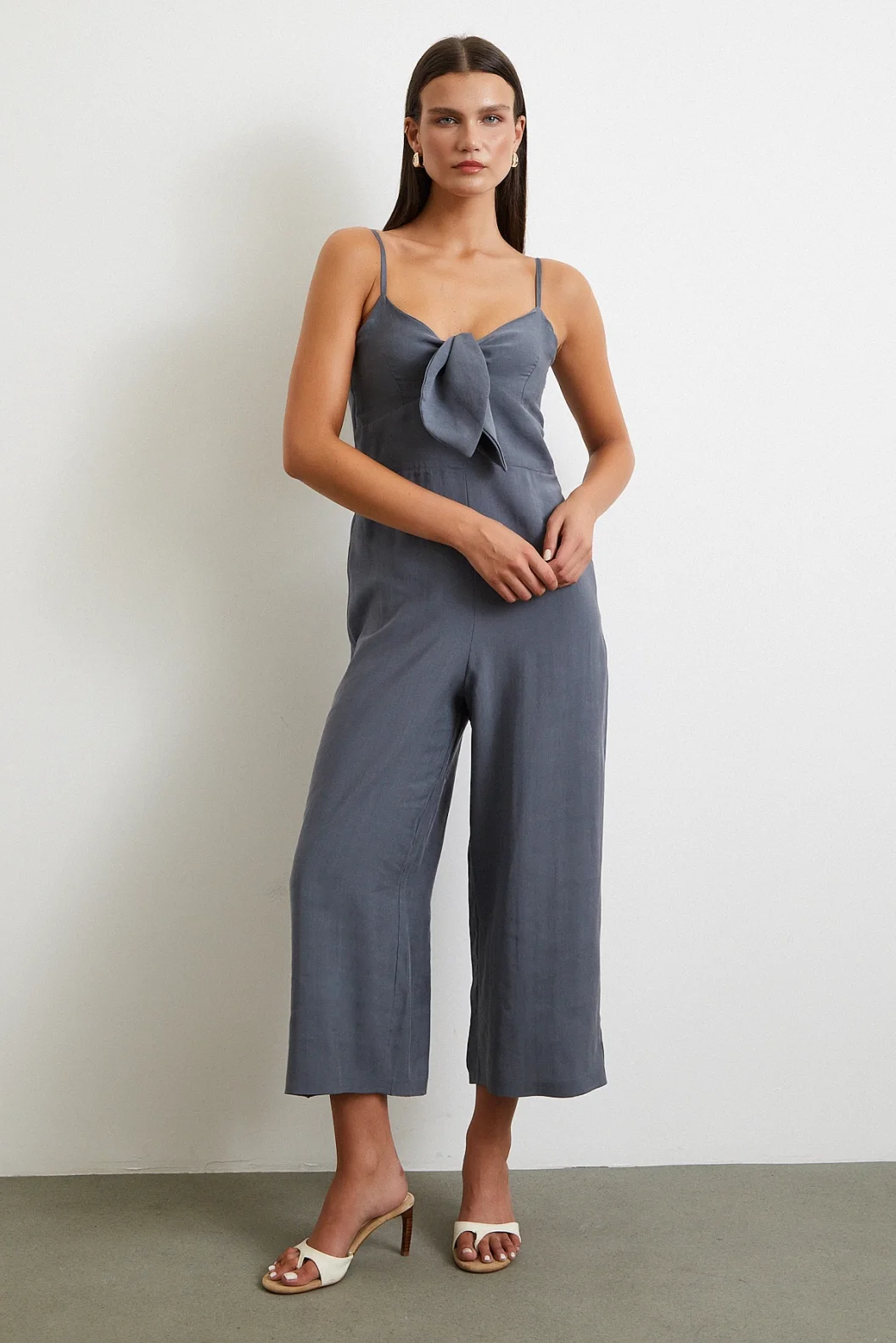 فستان براني مع زخارف عقدة