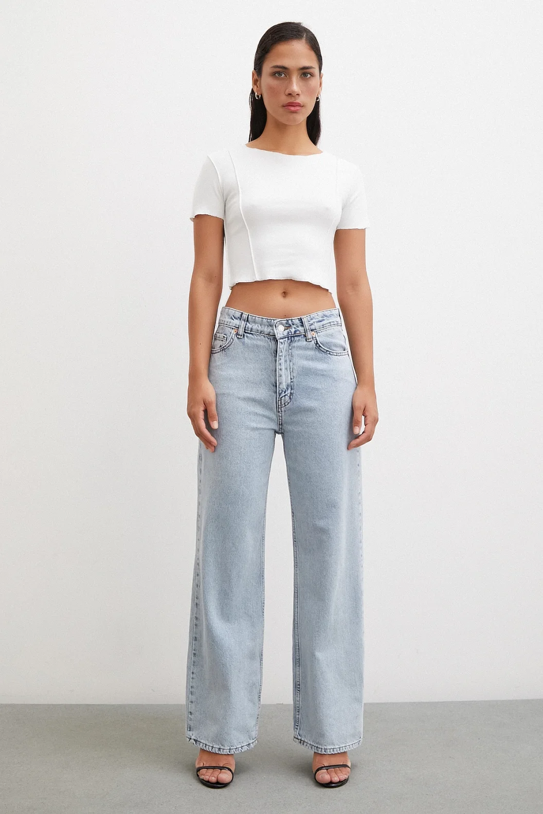 تيشيرت قصير الأكمام الأبيض