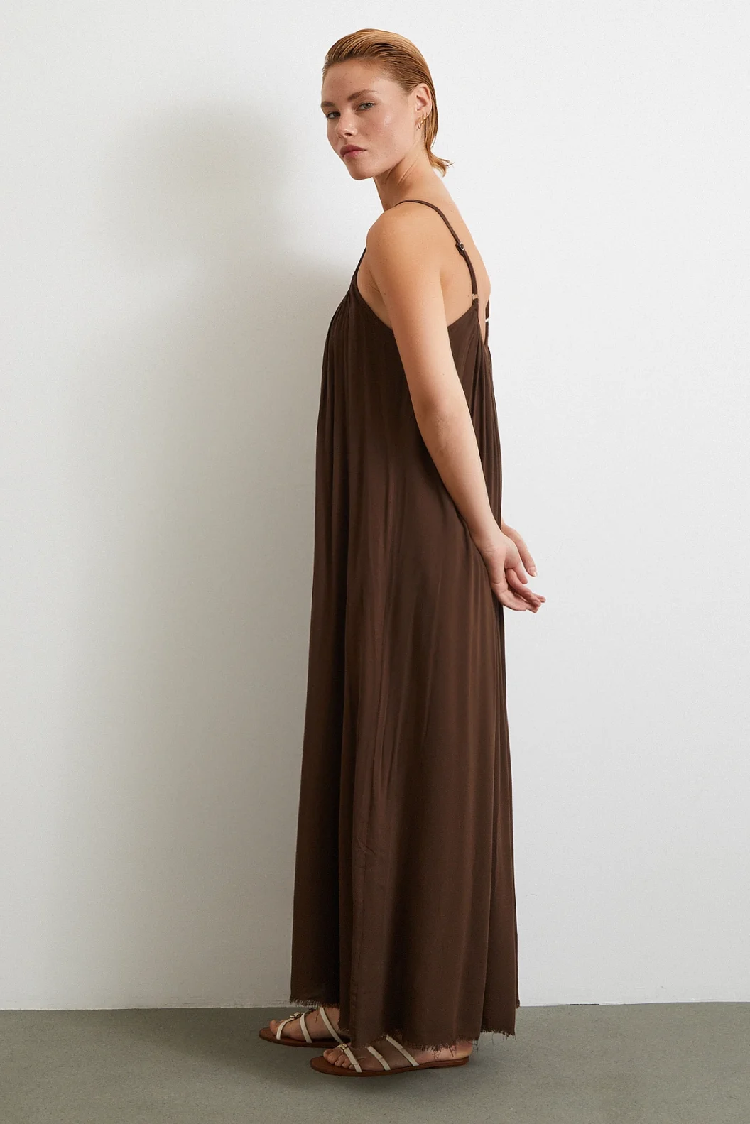 فستان واسع للنساء بأكمام مع حزام قهوة