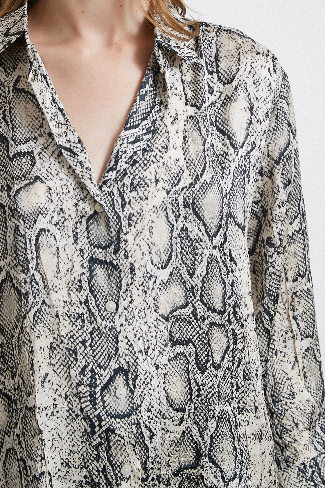 قميص بنقشة ثعبان رمادي