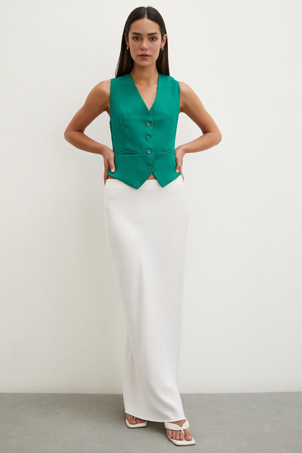 سترة بأزرار خضراء