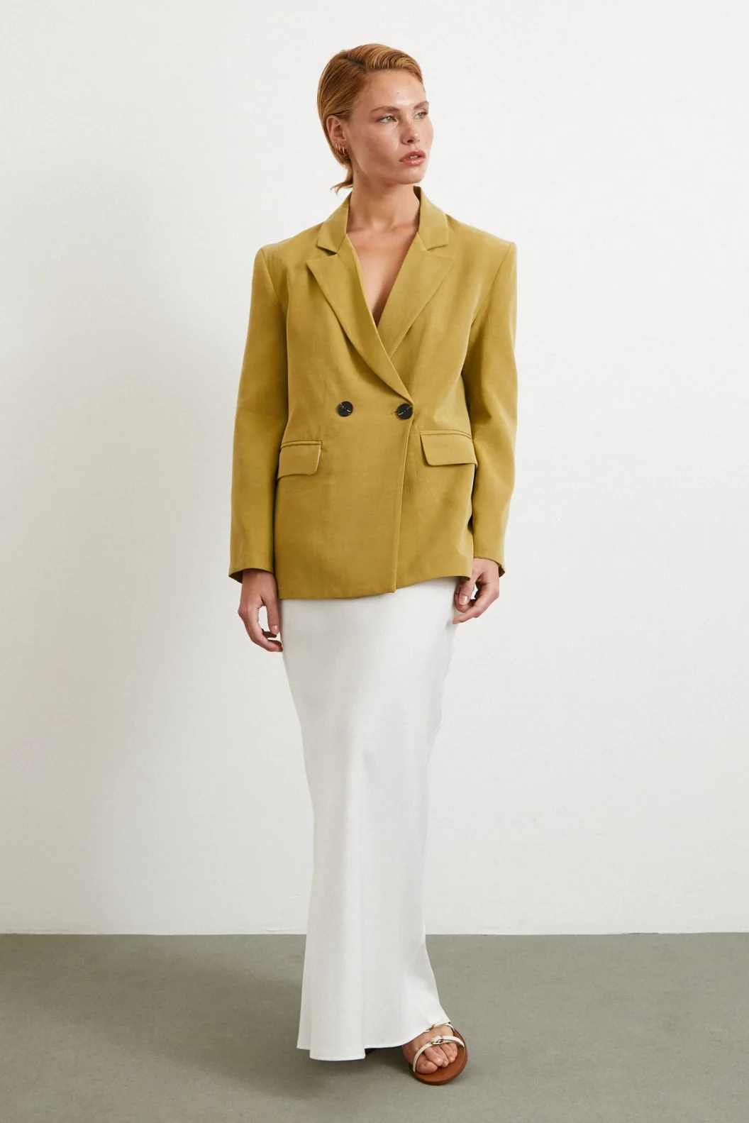 سترة بليزر قطنية ذات أزرار مزدوجة بلون الزيتون