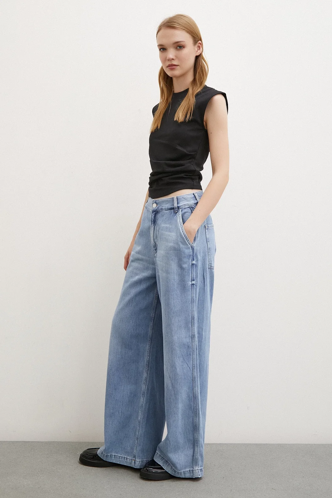 الجينز بخصر عالي واسع الساق بلون الجليدي