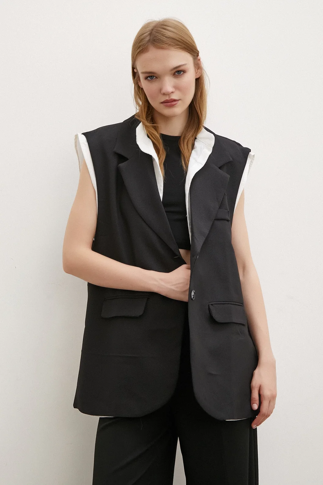 سترة بلا أكمام بياقة القاضي بلون أسود