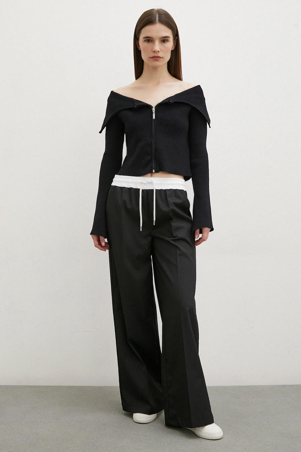 قميص عنق حريري أسود مع سحّاب