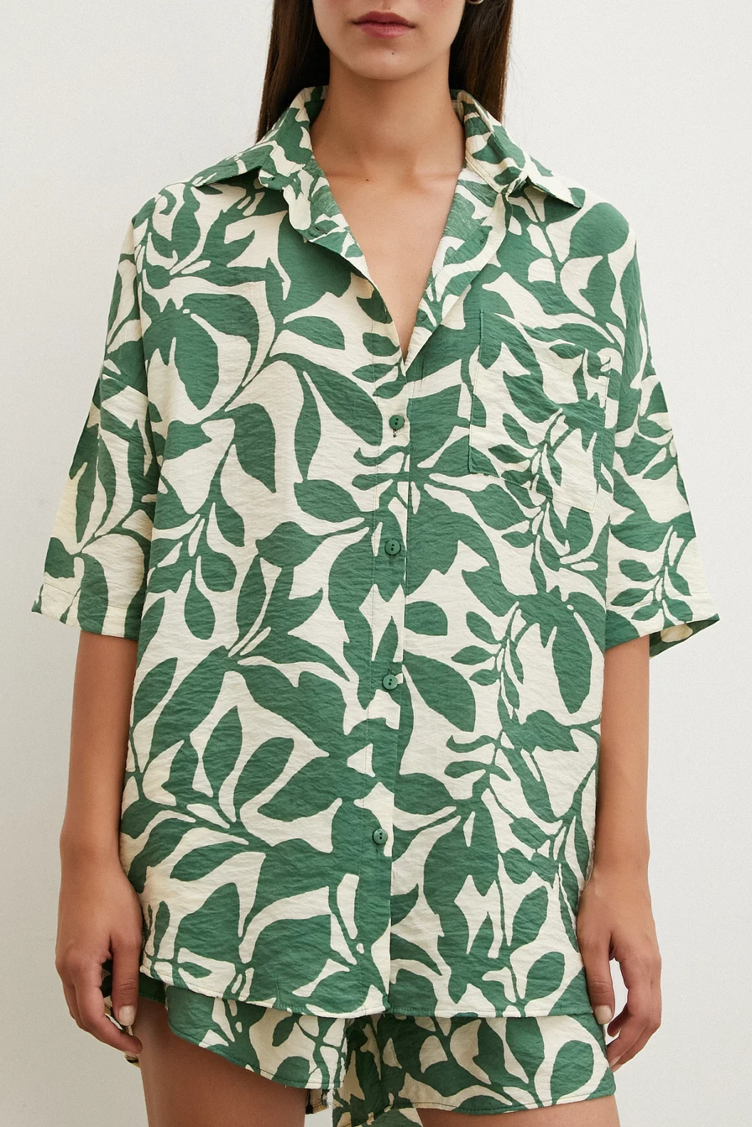 مجموعة بشورت بنقشة أوراق خضراء