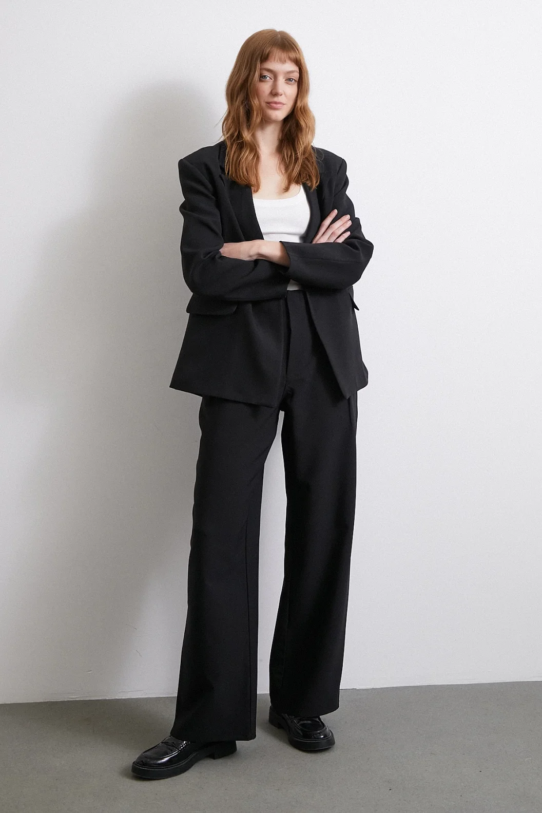 سروال واسع الساق بتفاصيل الحزام الأسود