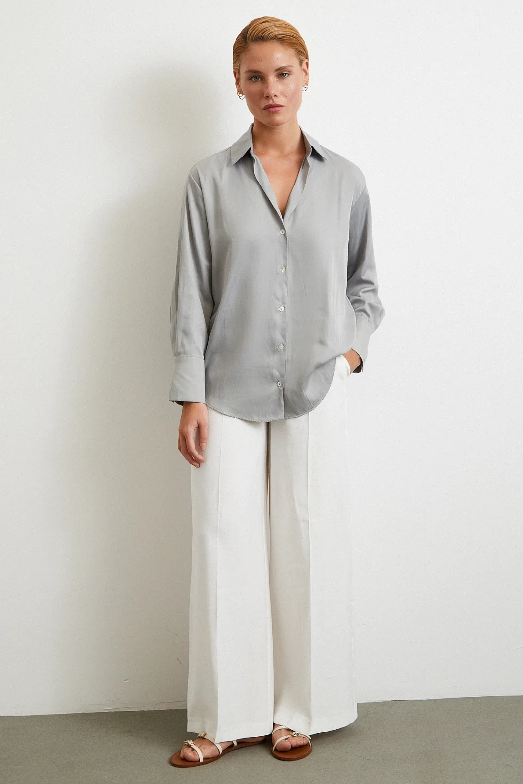 قميص بنمط قطري رمادي