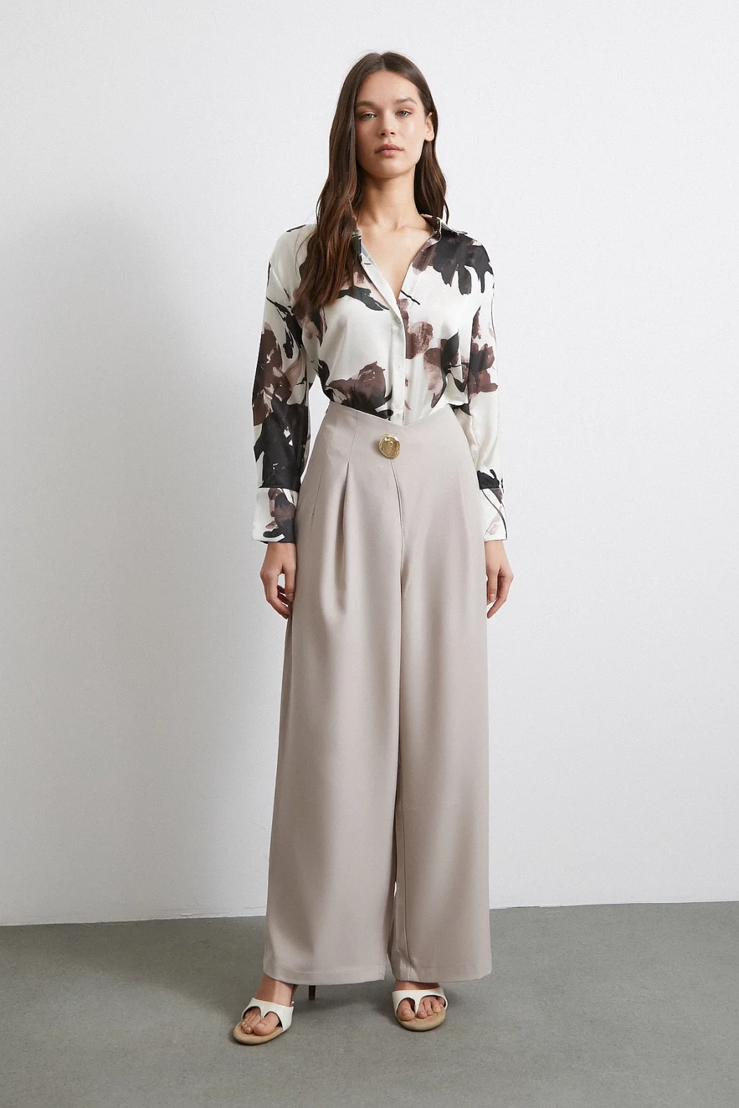 بنطلون بيج بتفاصيل أزرار وجيوب بقصة مستقيمة