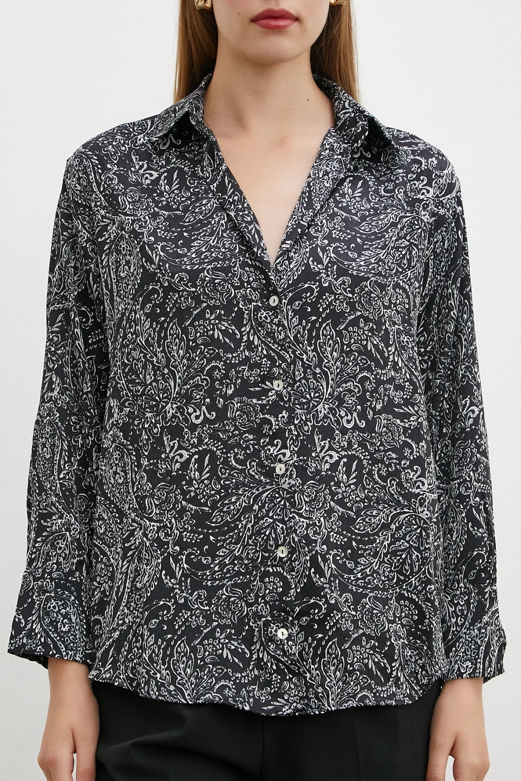 قميص الساتان بنقشة الشال باللون الأسود