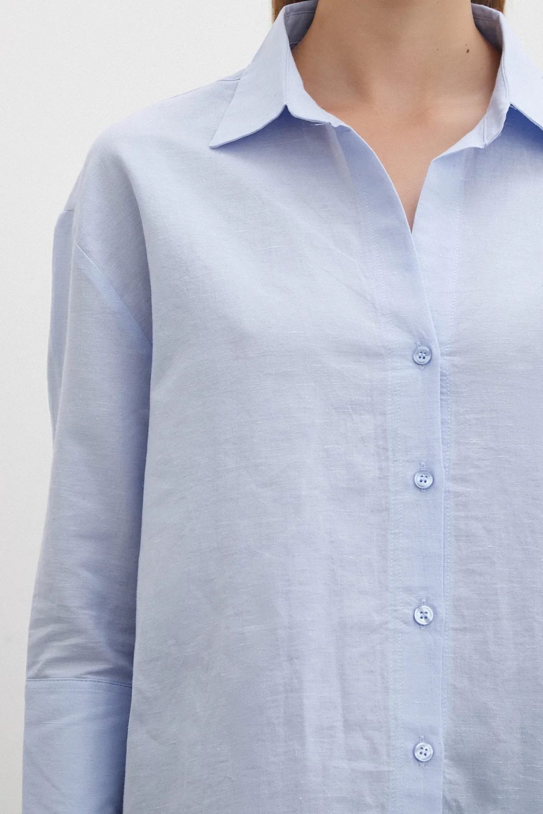 قميص أزرق فاتح مع فجوة للذراع للفقراء