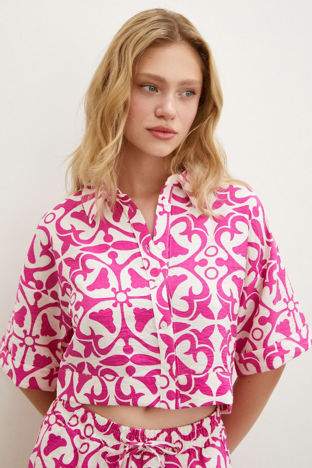 قميص قصير الأكمام باللون الوردي