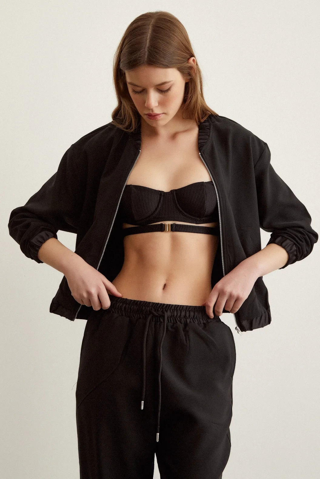 زي رياضي مُرن بألوان سوداء