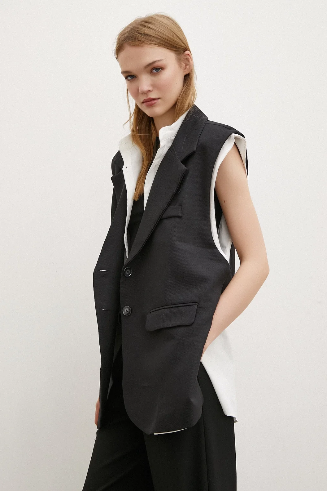 سترة بلا أكمام بياقة القاضي بلون أسود