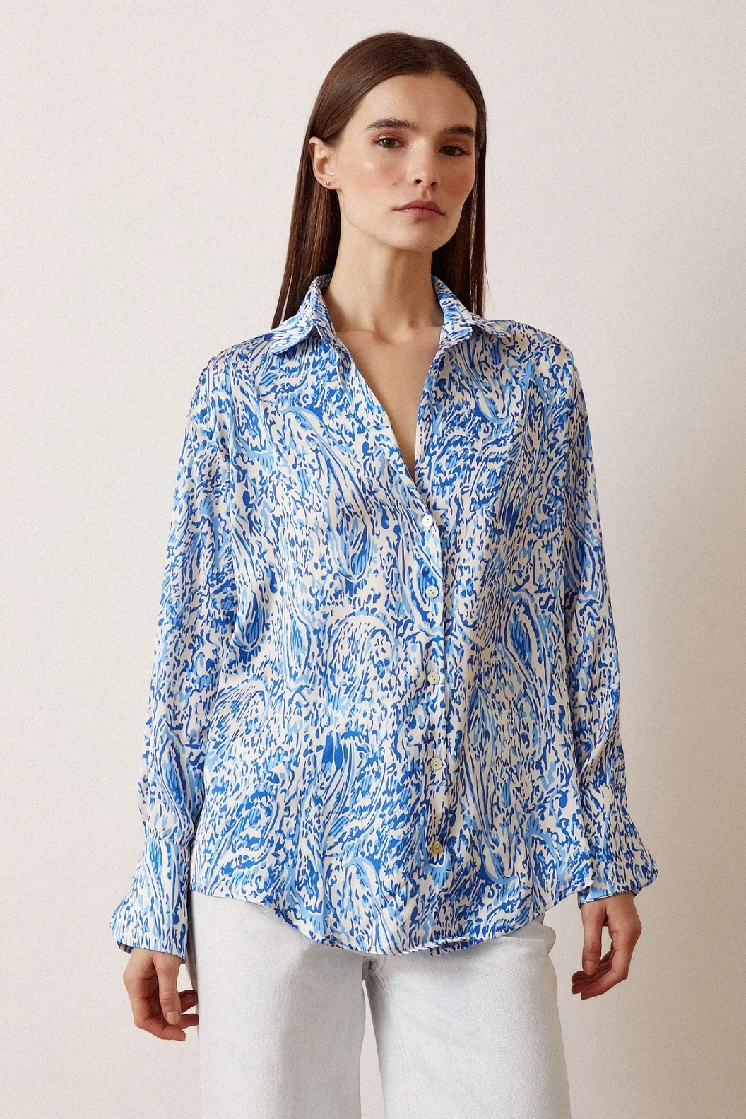 V-Ausschnitt gemustertes Satinhemd von Saks