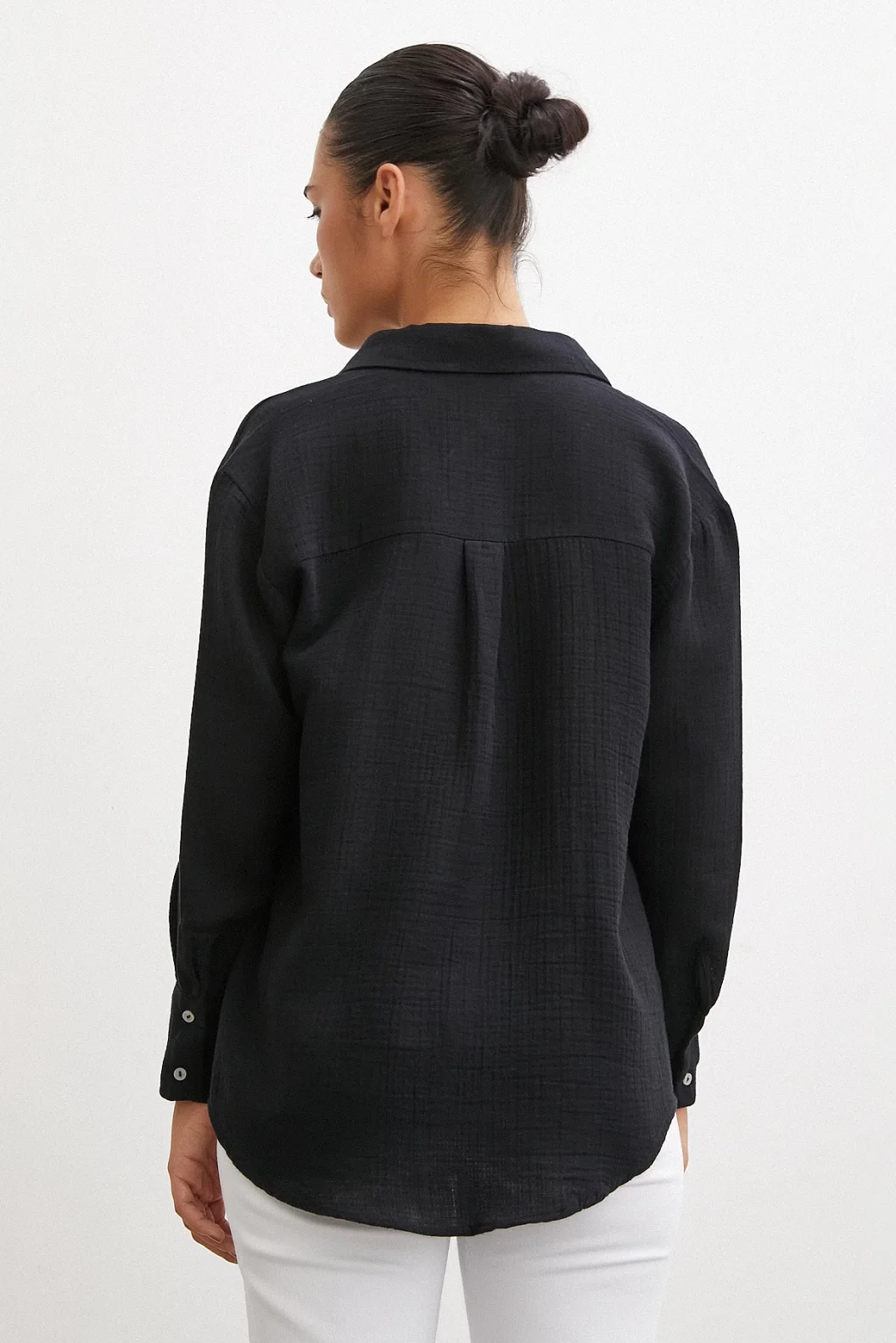 قميص بياقة V Krinkıl أسود