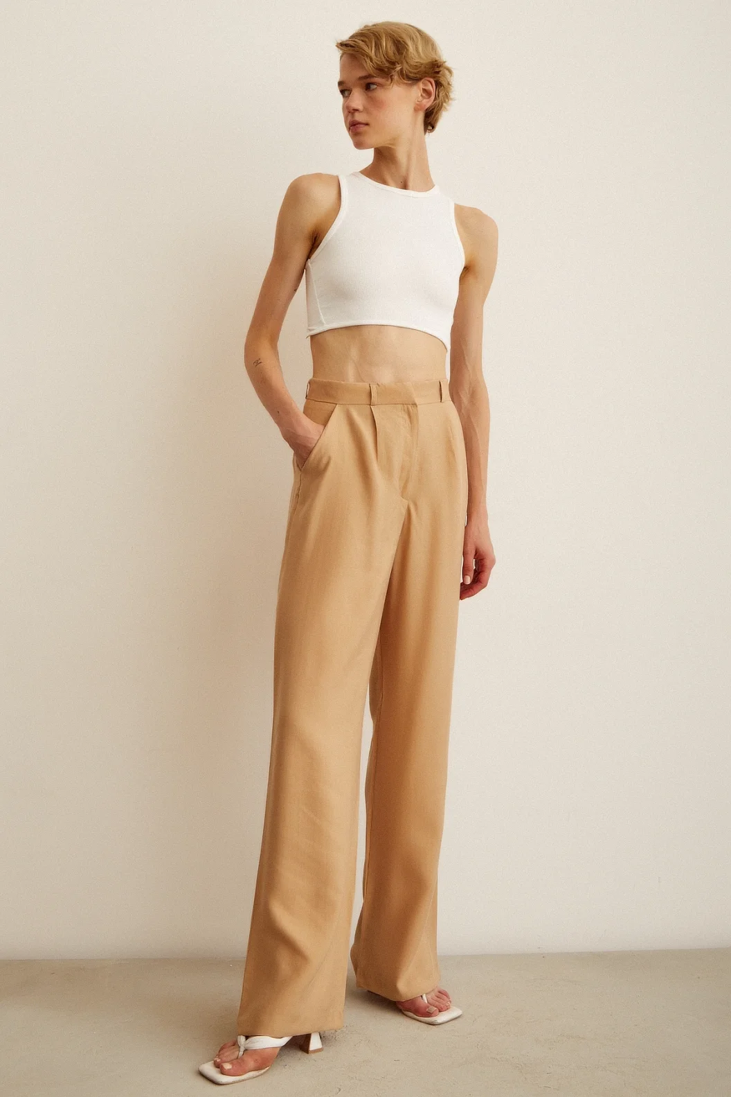 Hoch sitzende Hose mit weitem Beinschnitt in Kamel