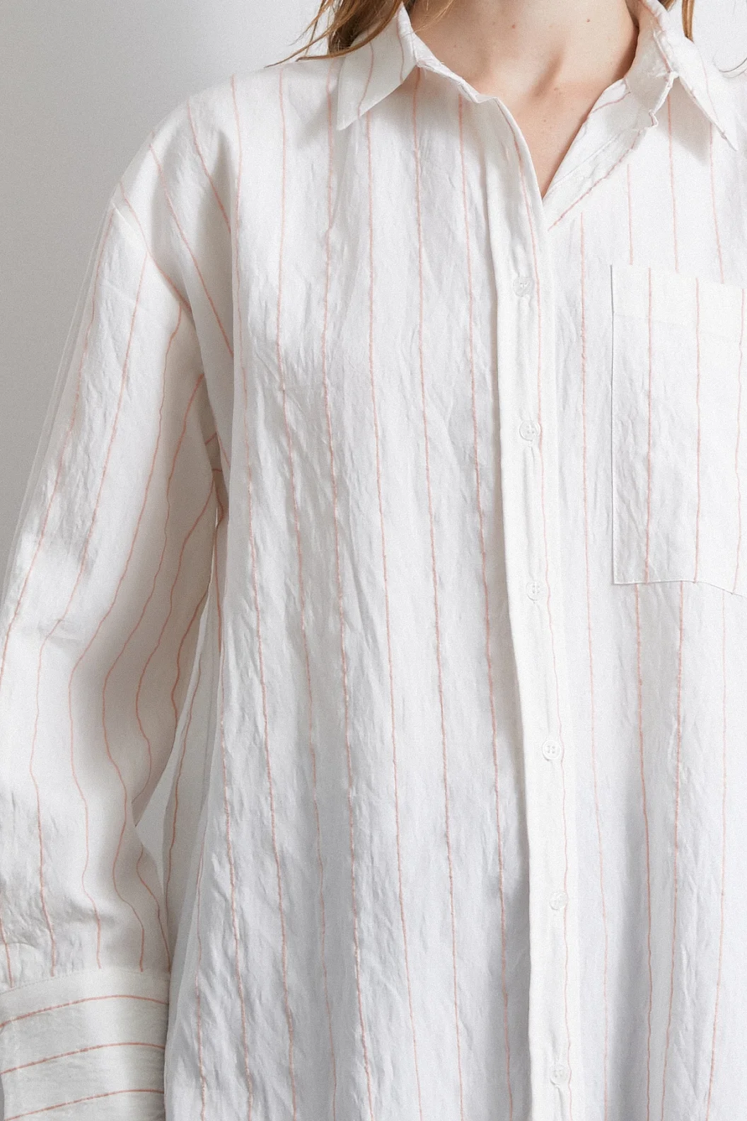 قميص بجيب مخطط وردي