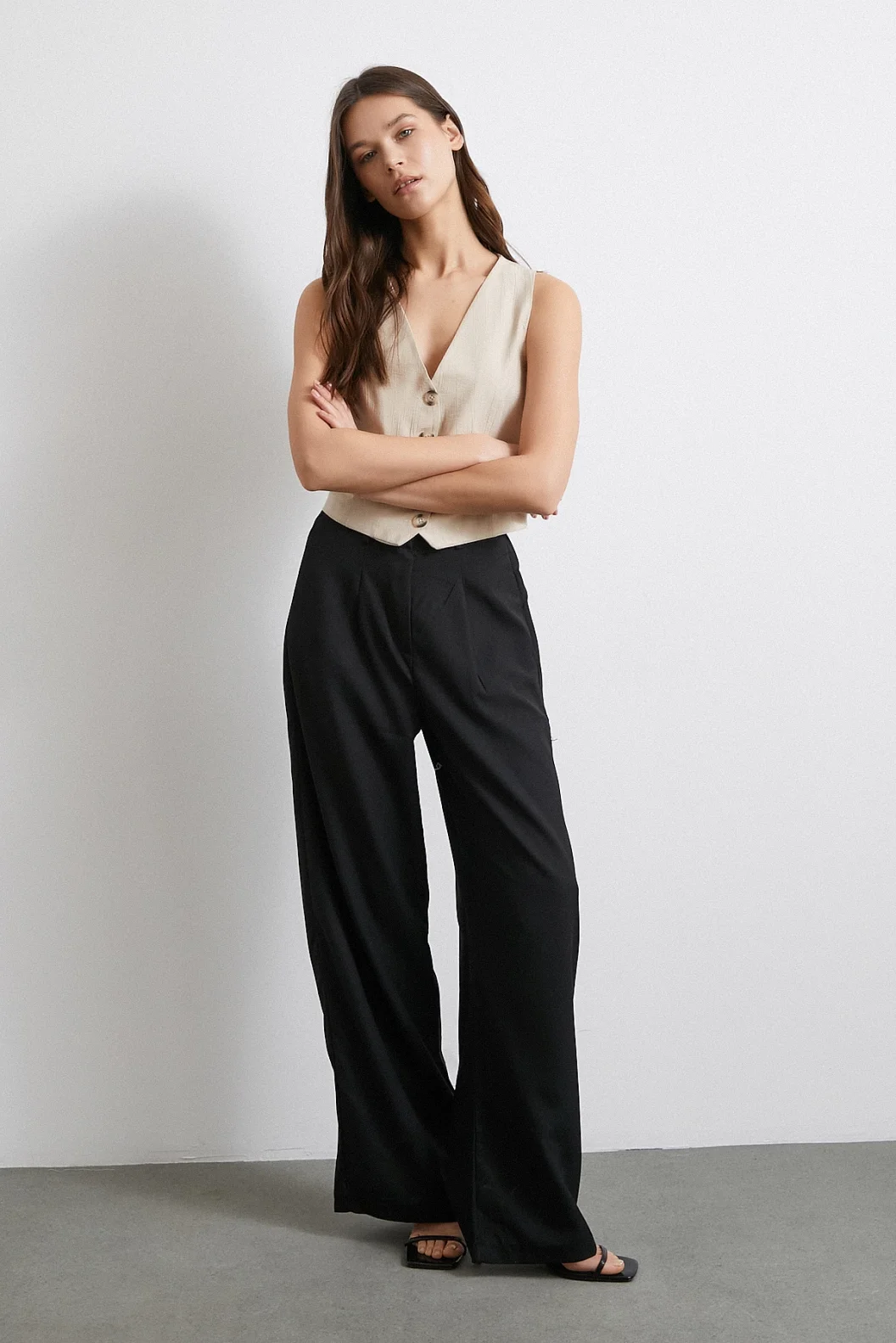 بنطال واسع بخصر مرتفع مطاطي أسود