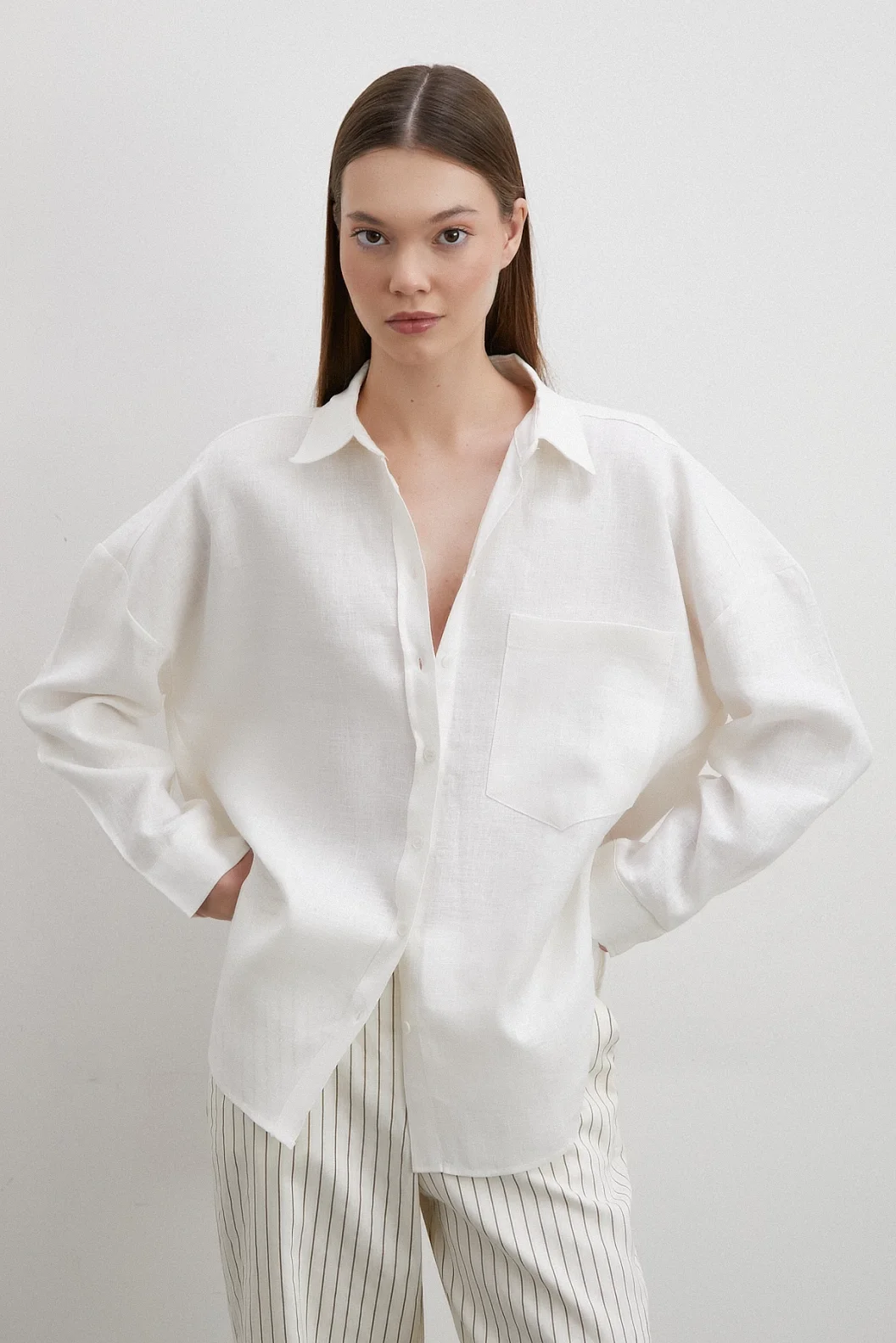 قميص كتان حقيبة مزين بأسماك على اللون العاجي