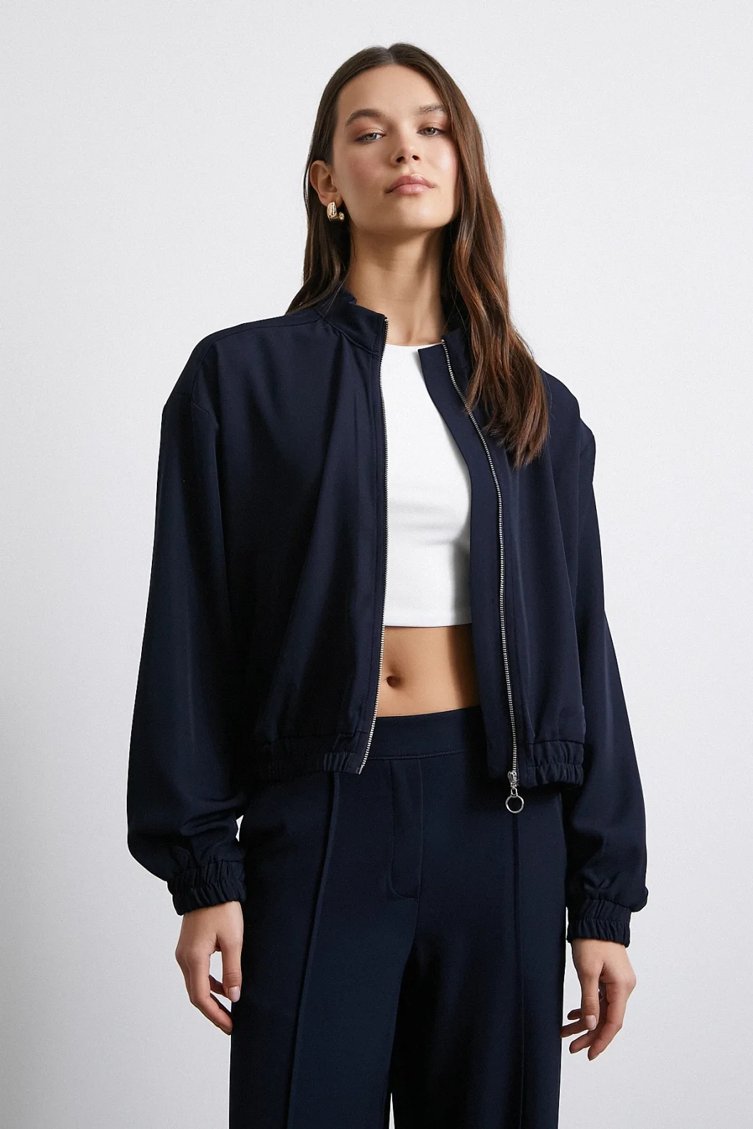 جاكيت قنبلة لونه أزرق غامق