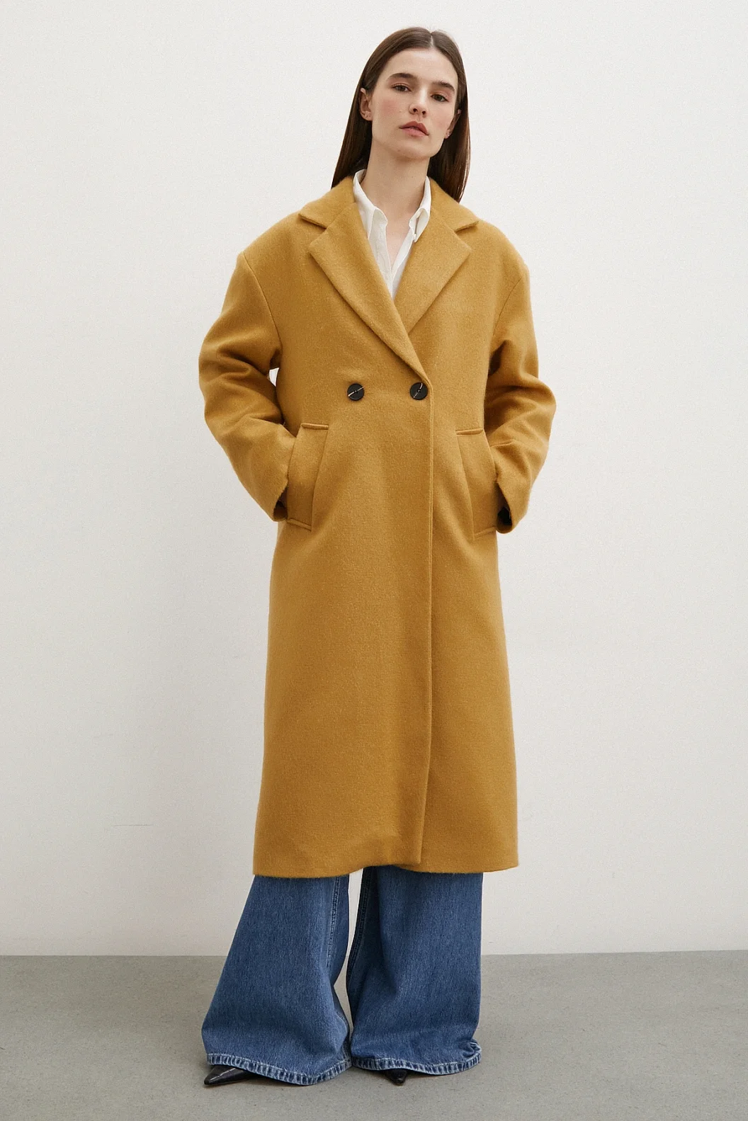 معطف صوفي متوسط ​​الحجم باللون البني