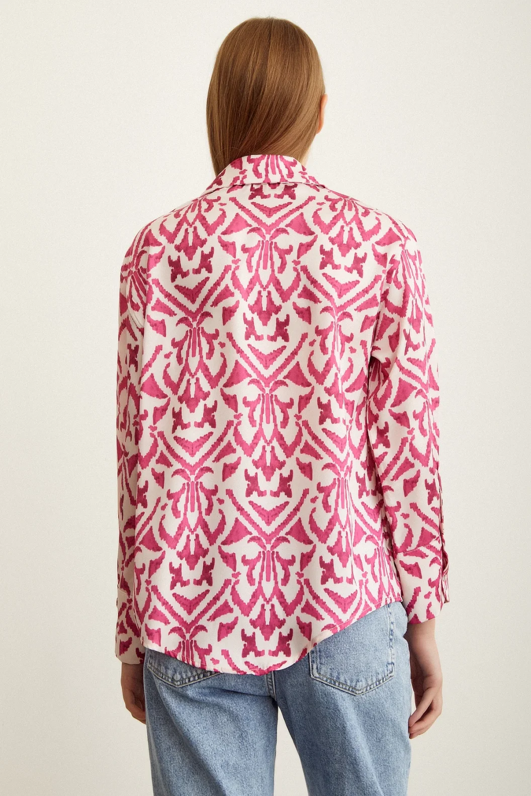 قميص حرير برقبة V مزين بنقوش وردية