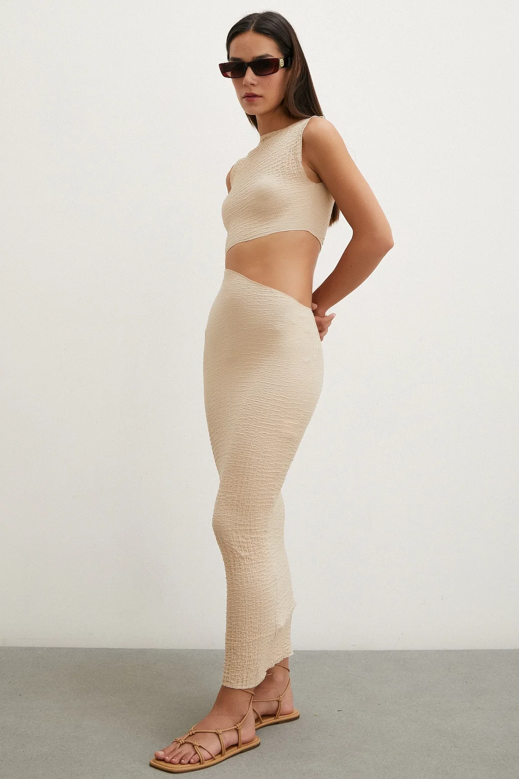 ثوب بيج مع شق صفر على الكتف