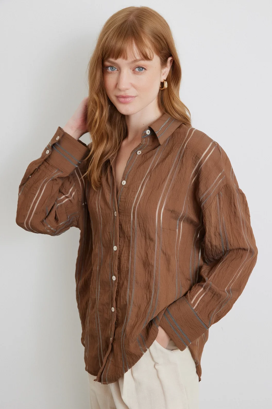 قميص مخطط من الأورجانزا البني