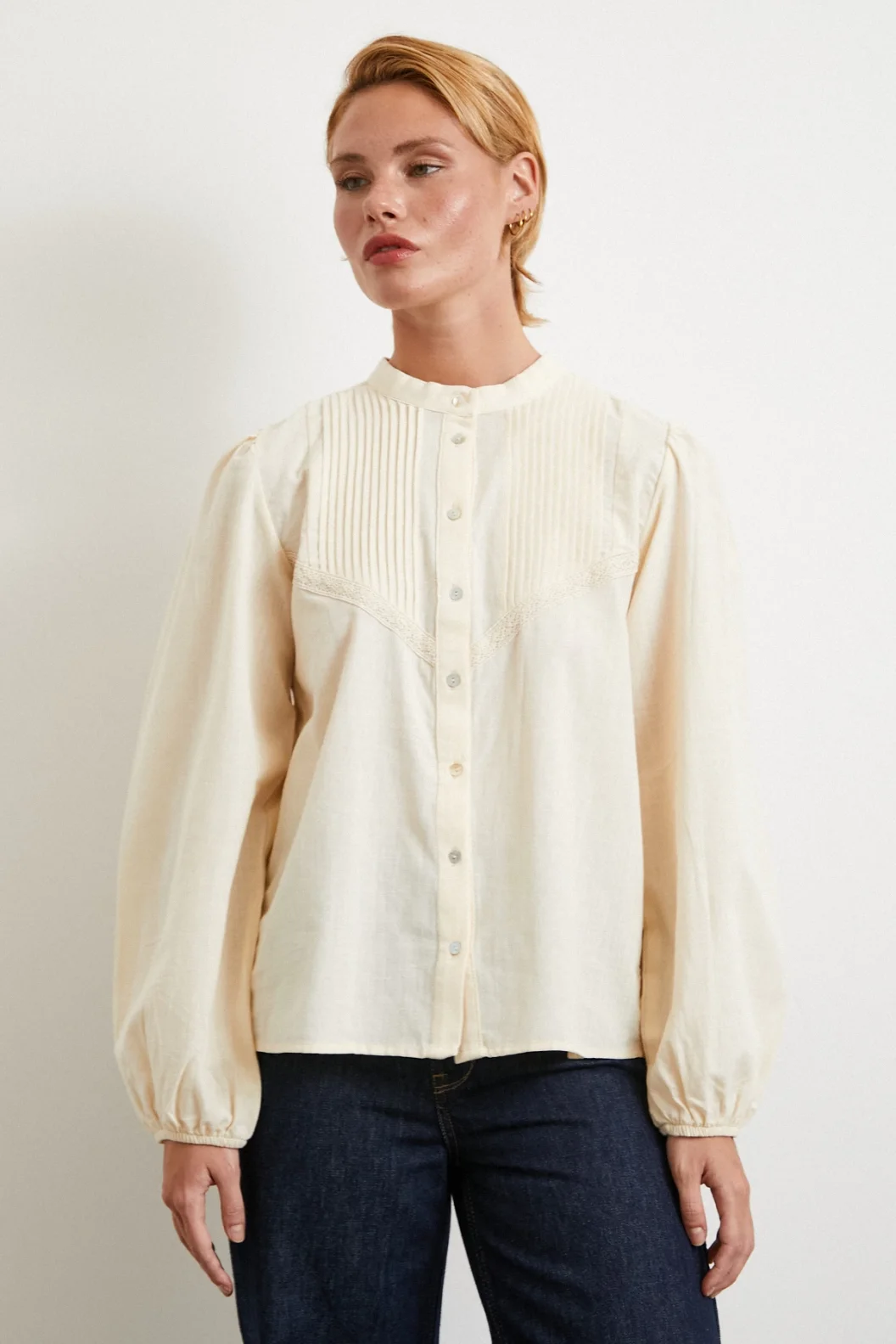 Fein Spitzen-Detailbluse in Creme