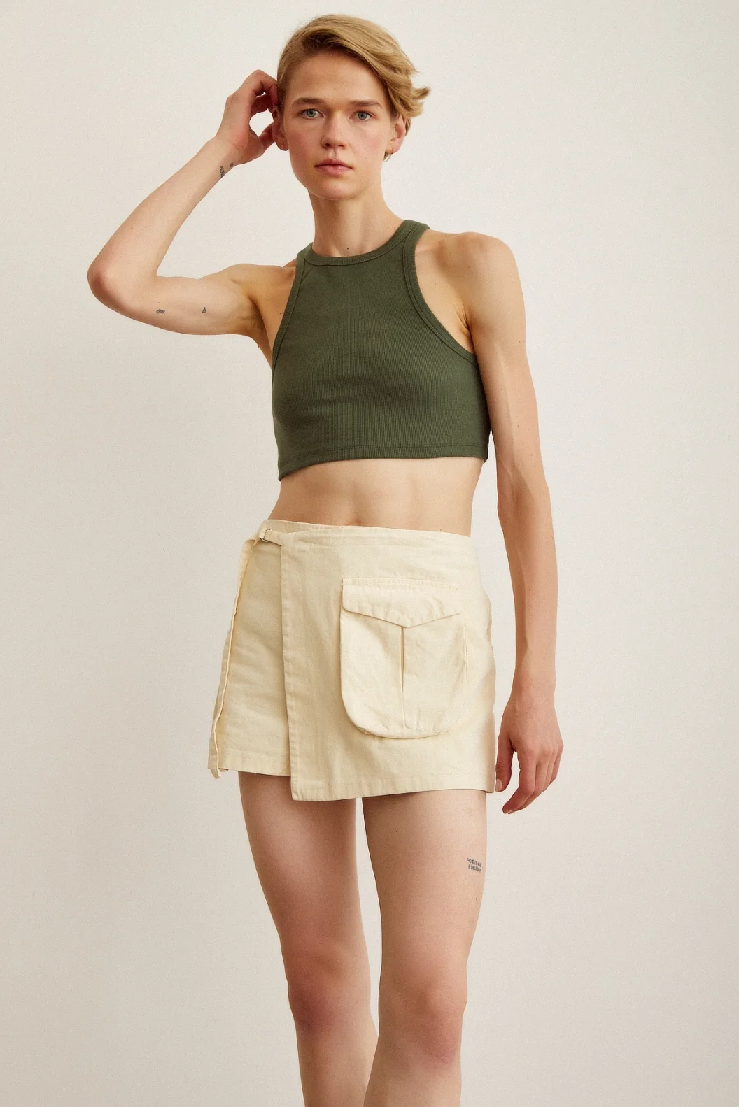 تفاصيل التنورة القصيرة بحزام على الخصر باللون الكريم