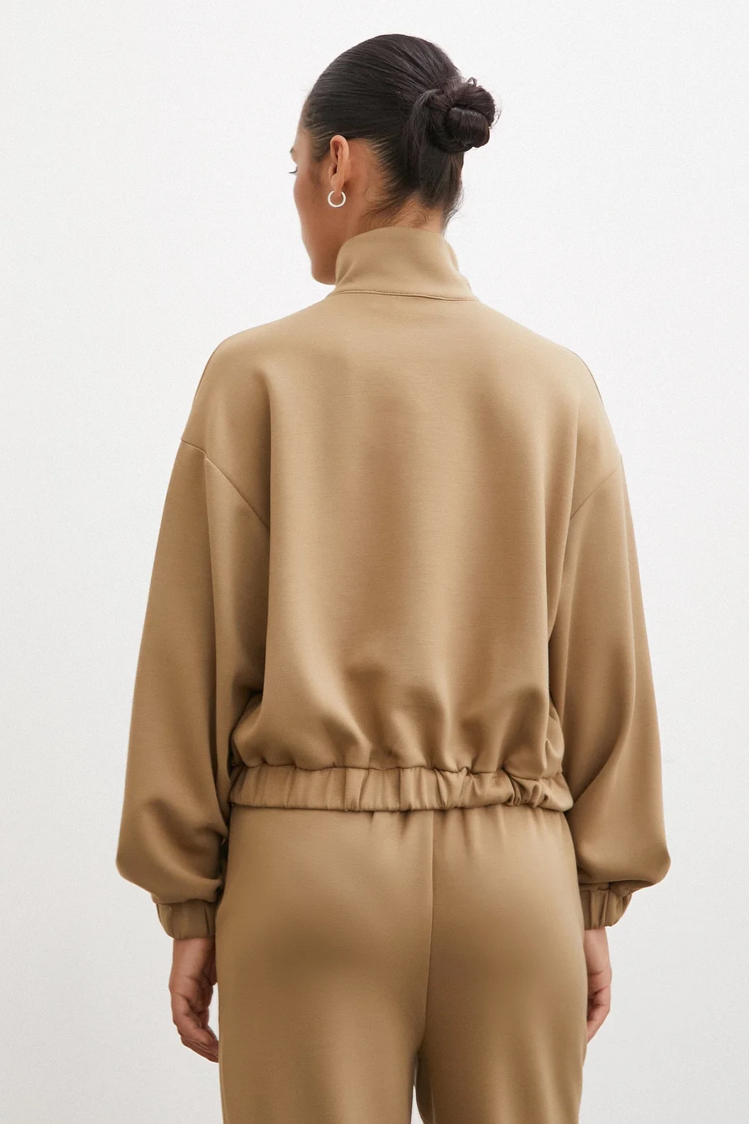 سويتشيرت بسحّاب لون جملي