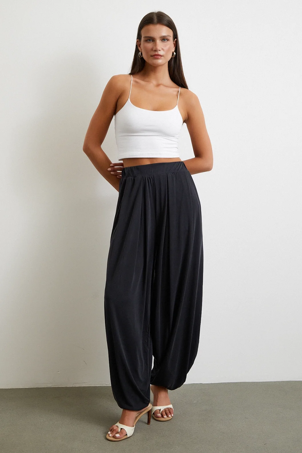 سروال مناسب مع تفاصيل الكاحل