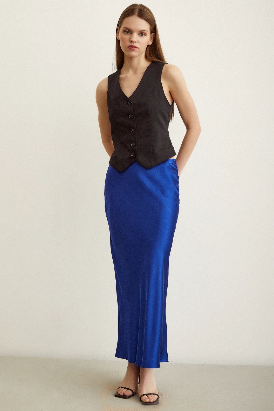 Verev Saten تنورة لونها أزرق داكن