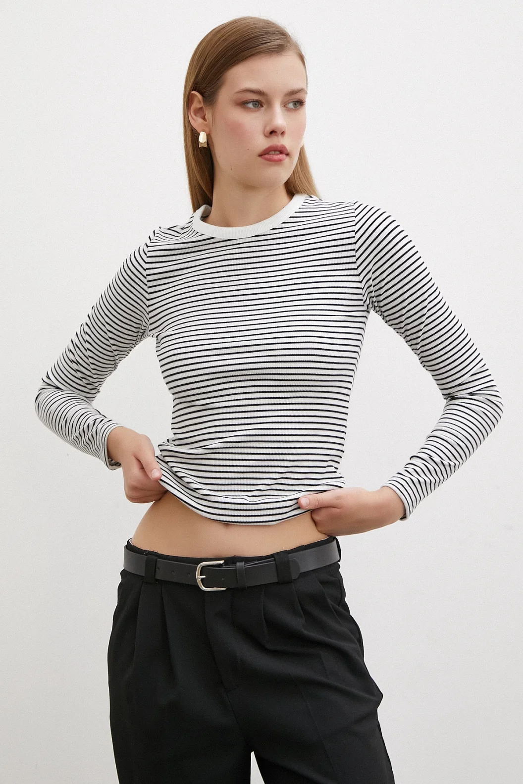 قميص نصف الرقبة بخطوط سميكة باللون الأبيض