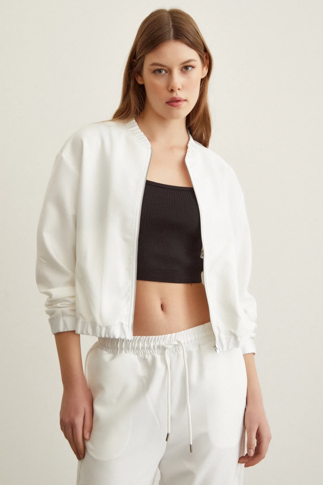 زي رياضي نسائي بقصة مريحة - أبيض