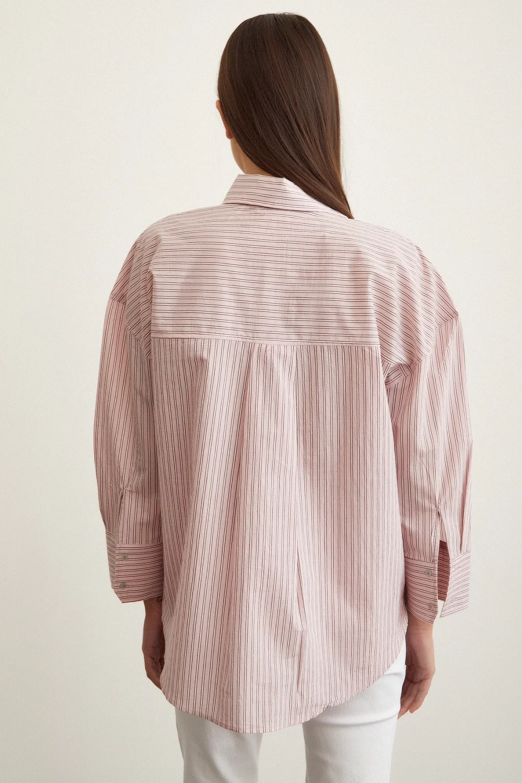 قميص مخطط بأكمام طويلة زائد الحجم باللون الوردي