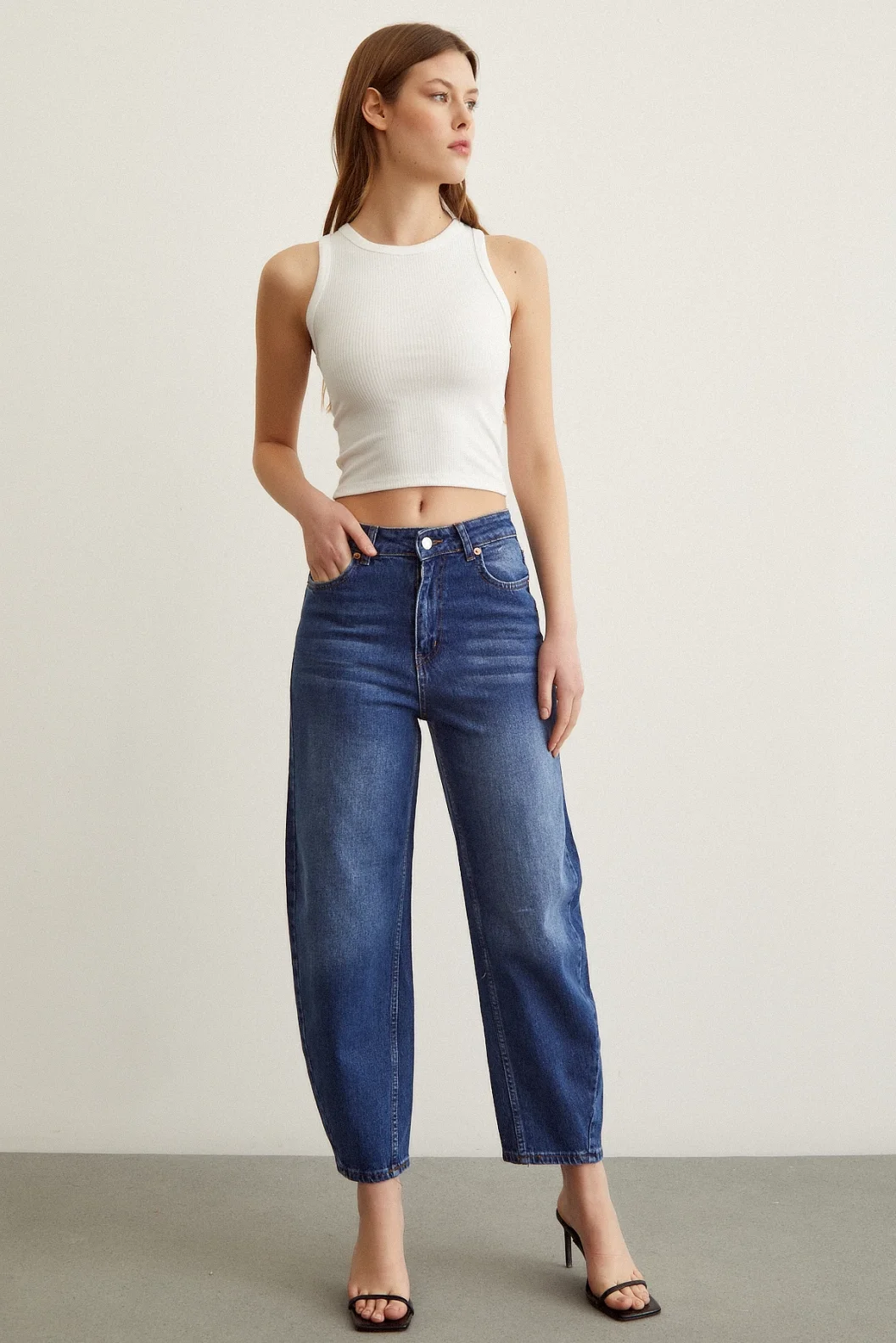 الجينز الأم مرتفع الخصر أزرق