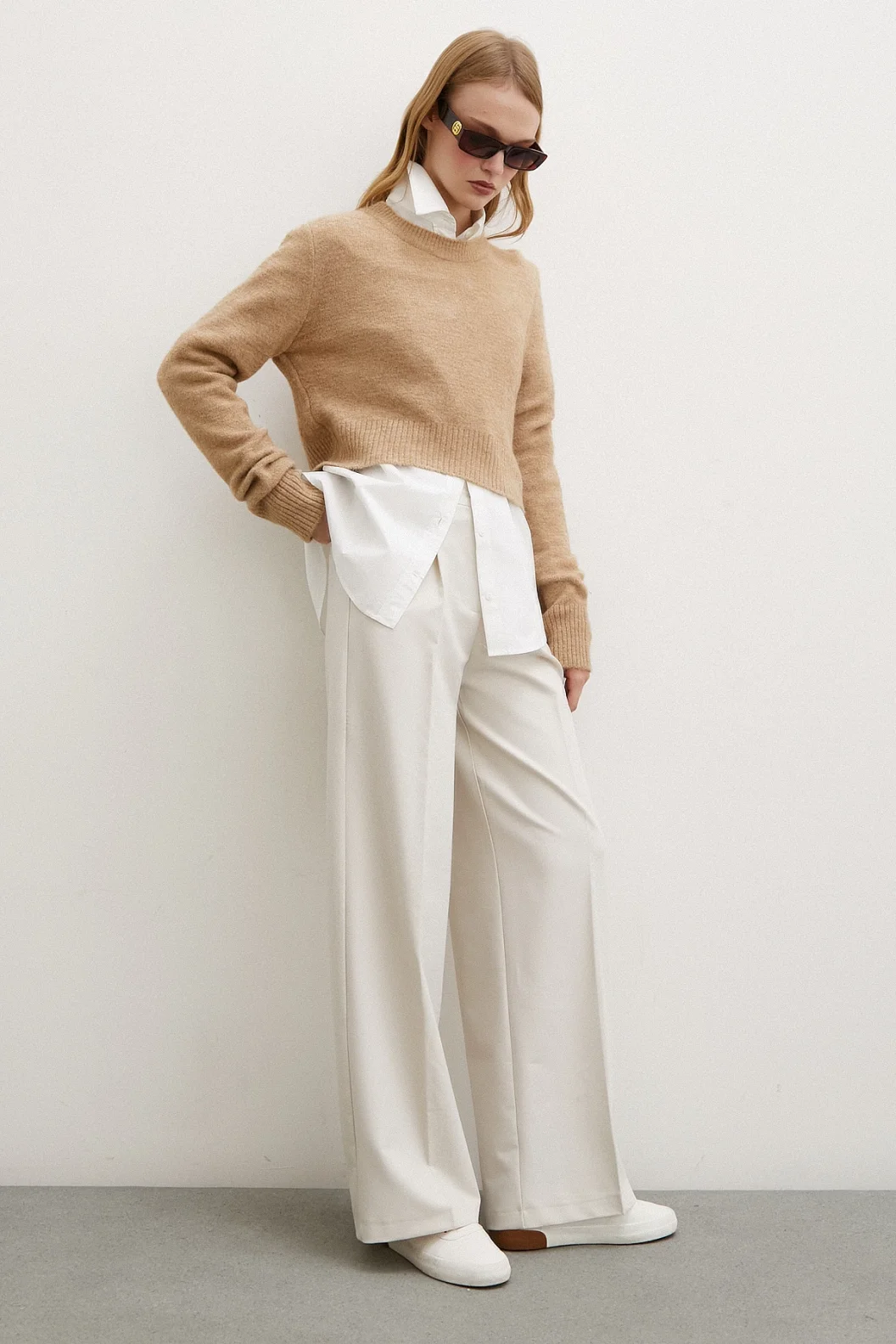 بنطال واسع الساق باللون الكريم