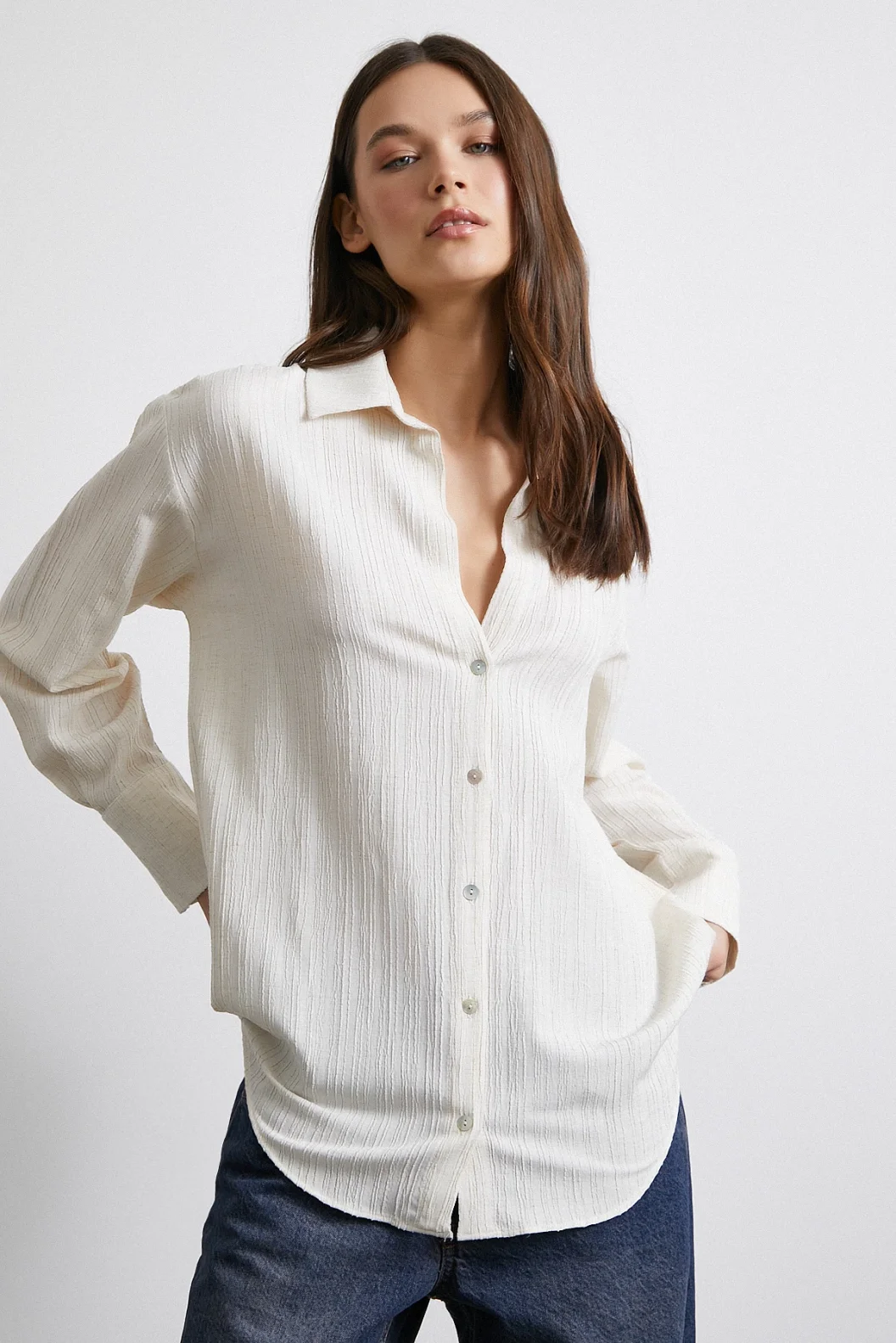 قميص مخطط ناعم بلون كريمي