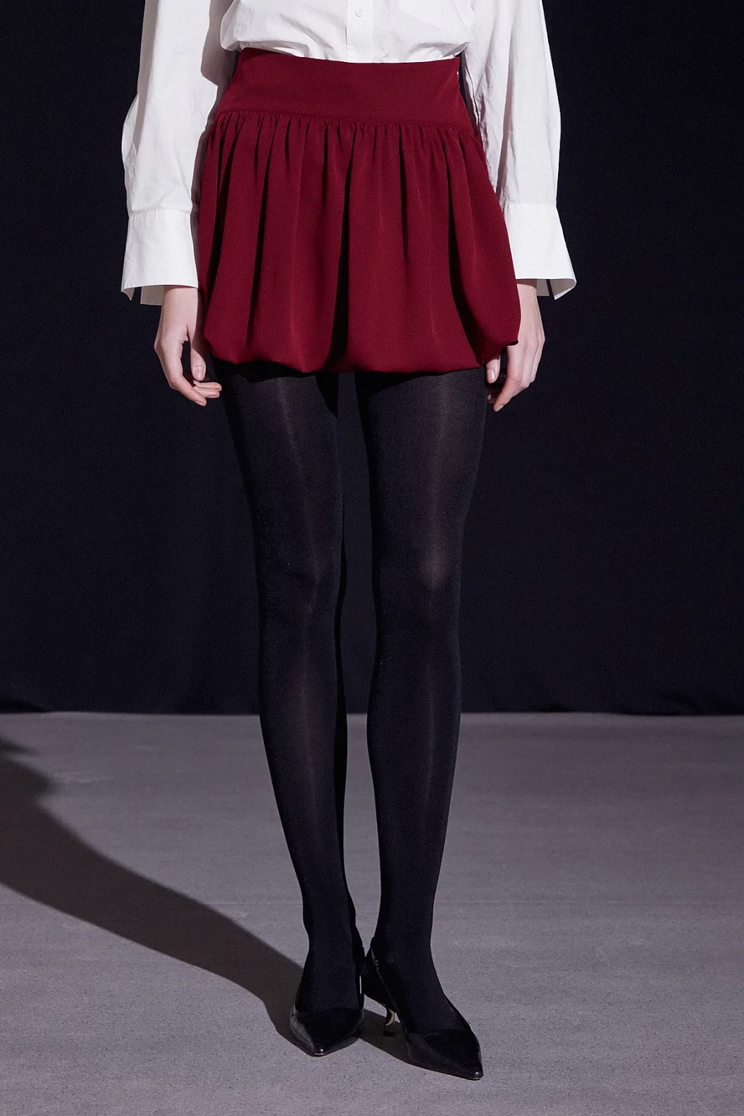 تنورة بالون صغيرة باللون البندي