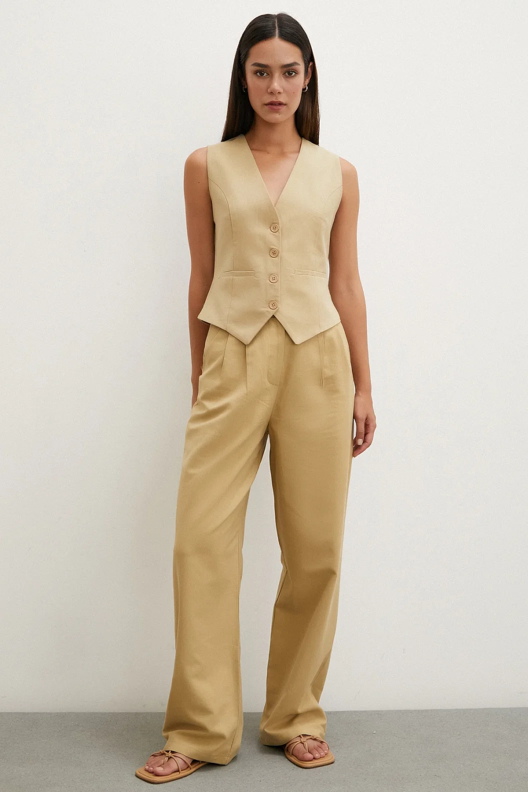 بنطلون قطني بخصر عالي وأساور أنبوبية باللون الجملي