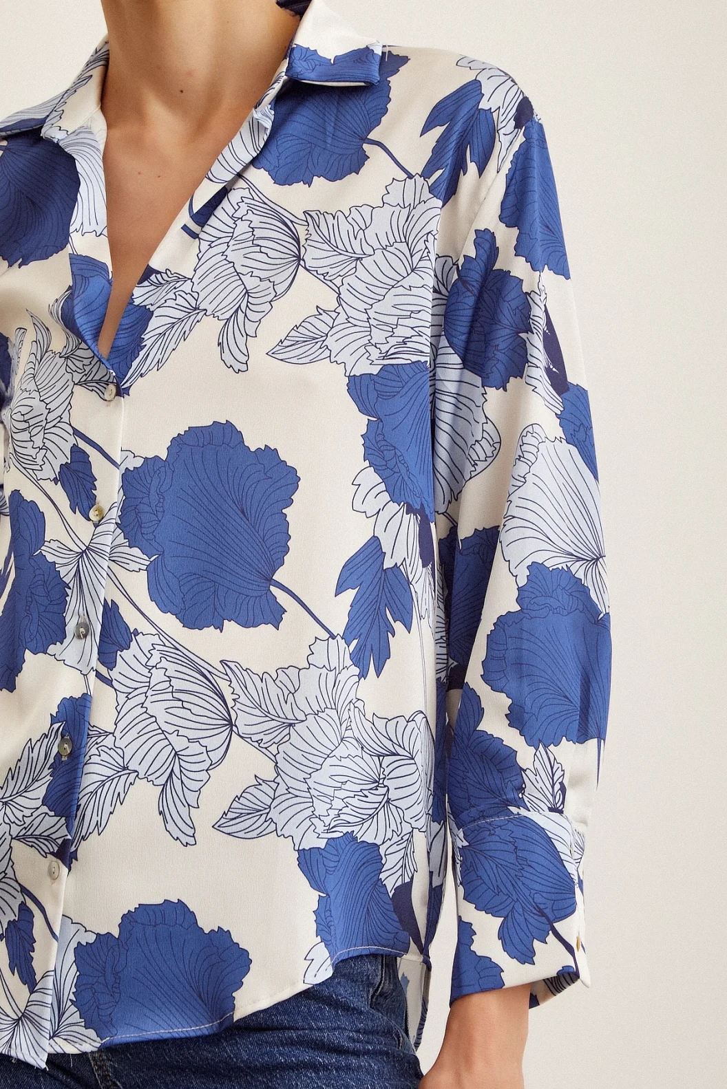 العنق الخامس بلوزة ساتان أزرق