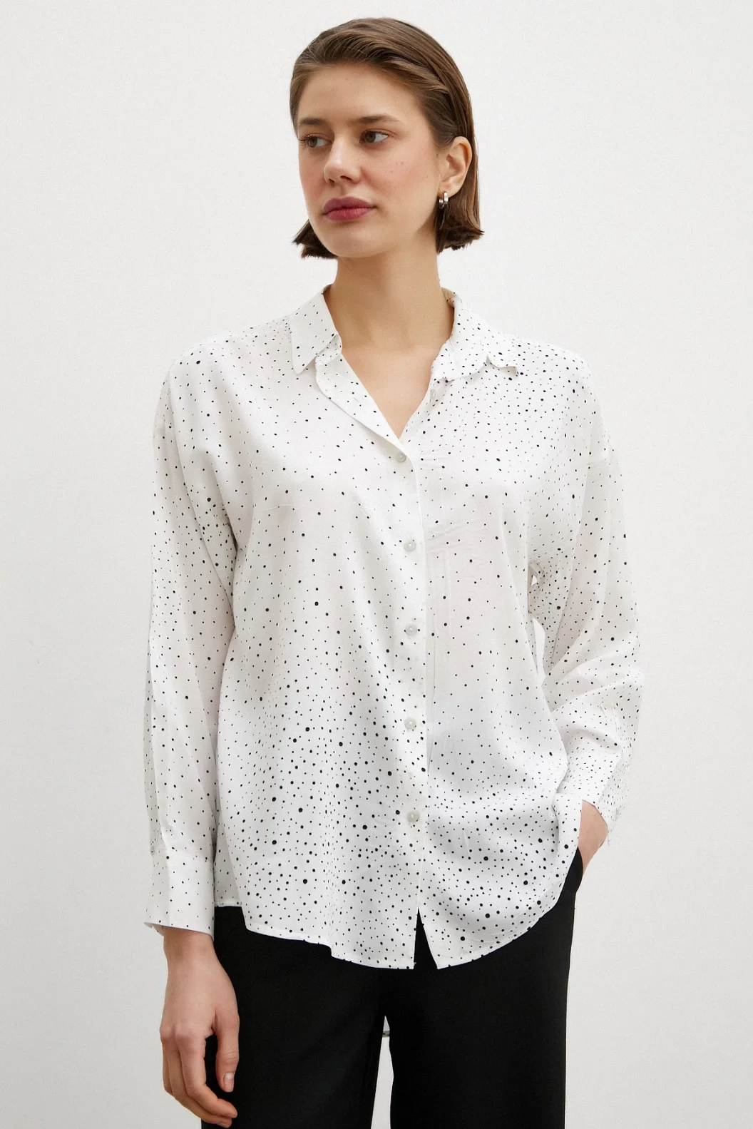 بلوزة مطبوعة بالنقاط بيضاء